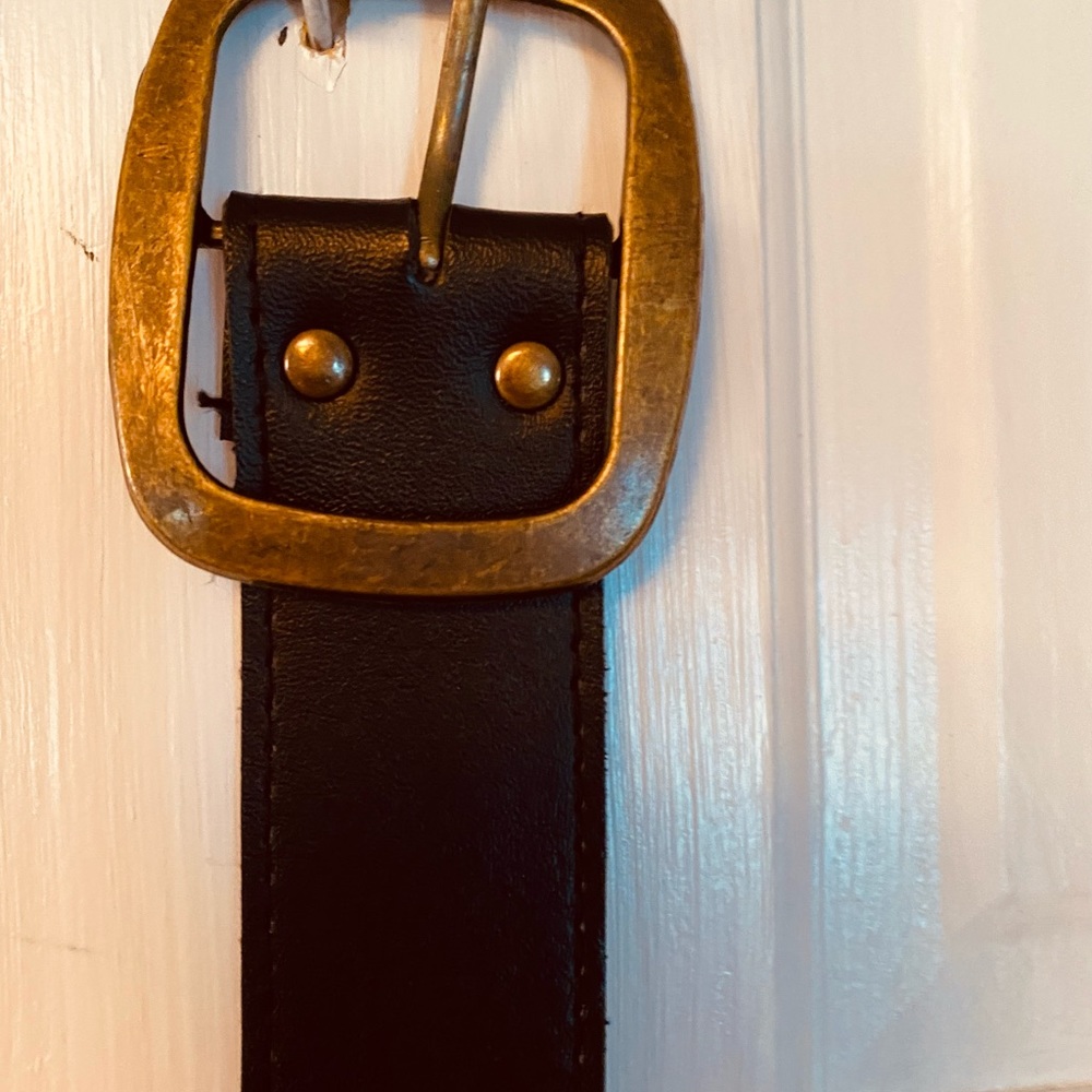 EUC - Women’s Belt Size 30, with nice design and brass buckle